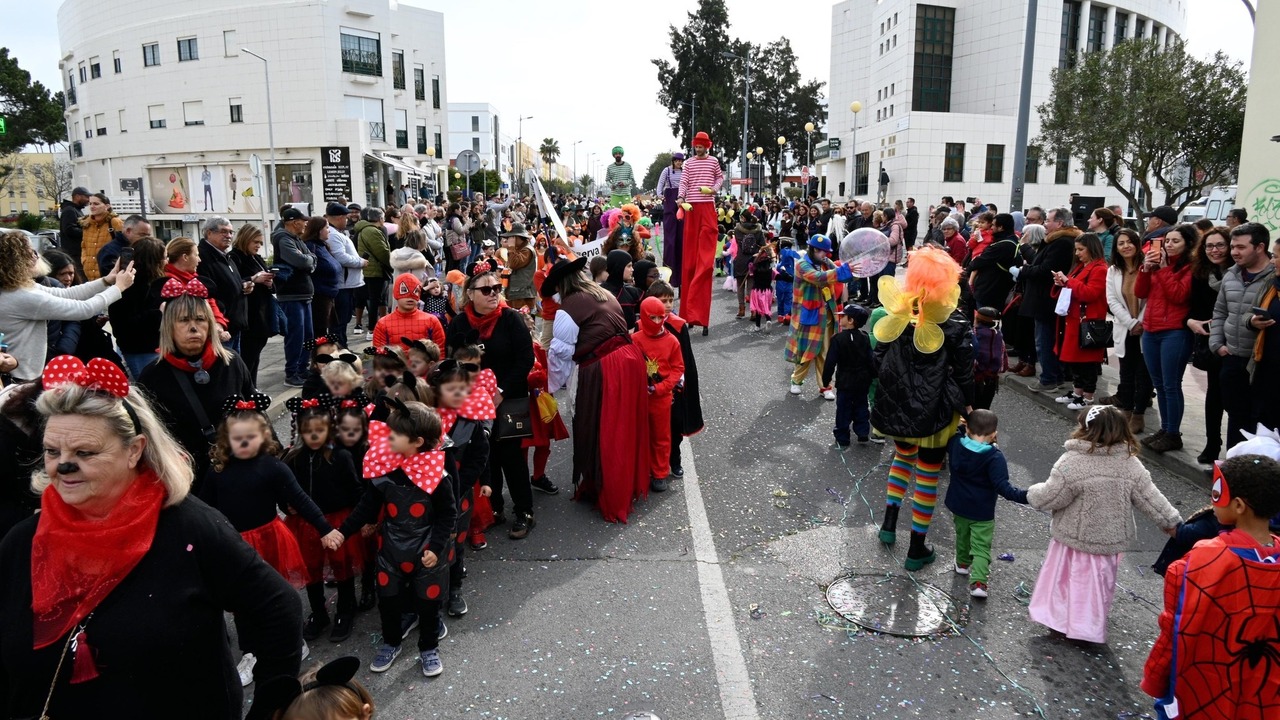 Centenas de crianças desfilaram no Carnaval das Escolas 2023